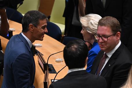 22/09/2026. Pedro Sánchez asiste al evento Partners for Multilateralism (P4M).. El presidente del Gobierno, Pedro Sánchez, saluda a la presi...