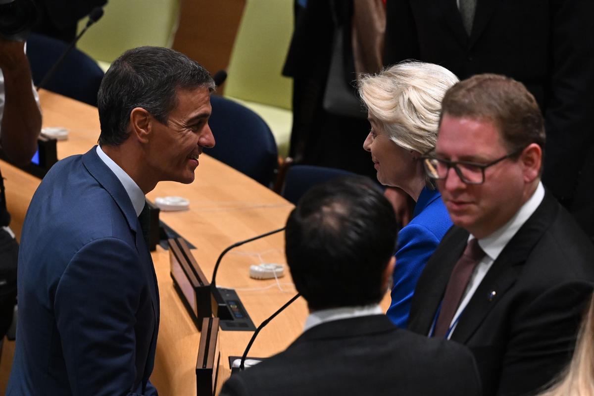 22/09/2026. Pedro Sánchez asiste al evento Partners for Multilateralism (P4M).. El presidente del Gobierno, Pedro Sánchez, saluda a la presi...