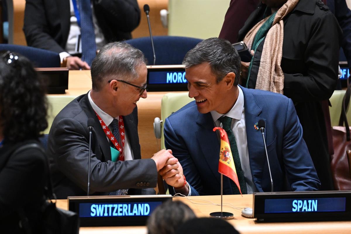 22/09/2026. Pedro Sánchez asiste al evento Partners for Multilateralism (P4M).. El presidente del Gobierno, Pedro Sánchez, saluda al ministr...