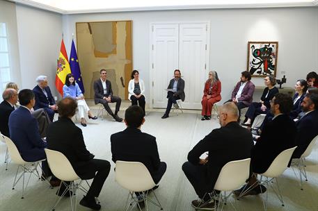 22/10/2026. Encuentro con investigadores del programa ATRAE. El presidente del Gobierno, Pedro Sánchez, junto a la ministra de Ciencia, Inno...