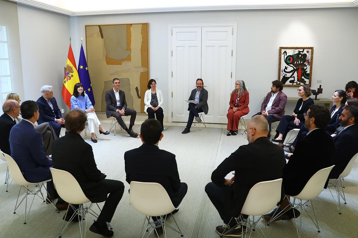 22/10/2026. Encuentro con investigadores del programa ATRAE. El presidente del Gobierno, Pedro Sánchez, junto a la ministra de Ciencia, Inno...