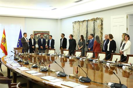 22/10/2026. Encuentro con investigadores del programa ATRAE. El presidente del Gobierno, Pedro Sánchez, con los investigadores e investigado...