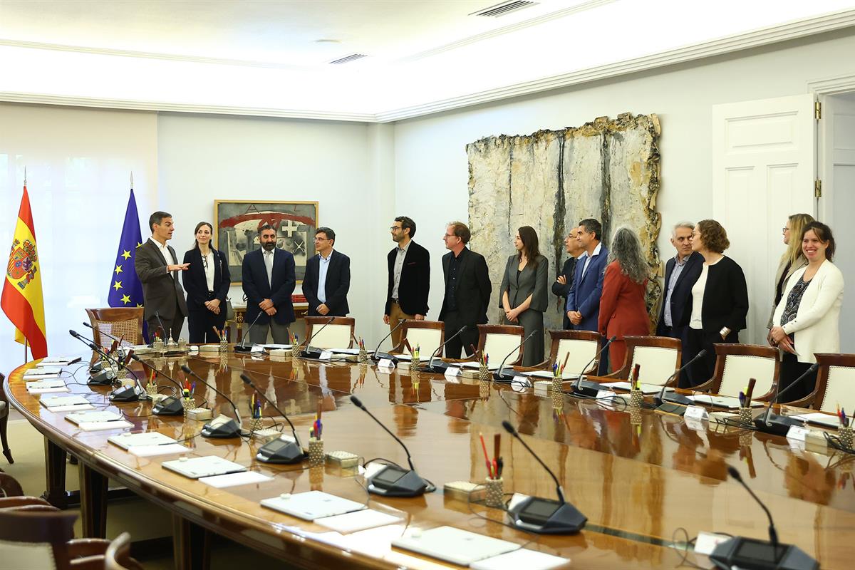 22/10/2026. Encuentro con investigadores del programa ATRAE. El presidente del Gobierno, Pedro Sánchez, con los investigadores e investigado...
