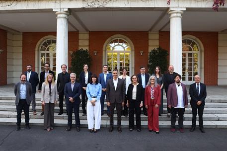 22/10/2026. Encuentro con investigadores del programa ATRAE. El presidente del Gobierno, Pedro Sánchez, junto a la ministra de Ciencia, Inno...