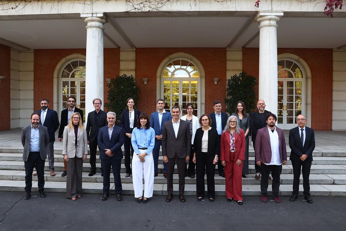 22/10/2026. Encuentro con investigadores del programa ATRAE. El presidente del Gobierno, Pedro Sánchez, junto a la ministra de Ciencia, Inno...
