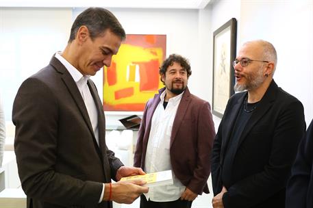 22/10/2026. Encuentro con investigadores del programa ATRAE. El presidente del Gobierno, Pedro Sánchez, saluda a los investigadores e invest...