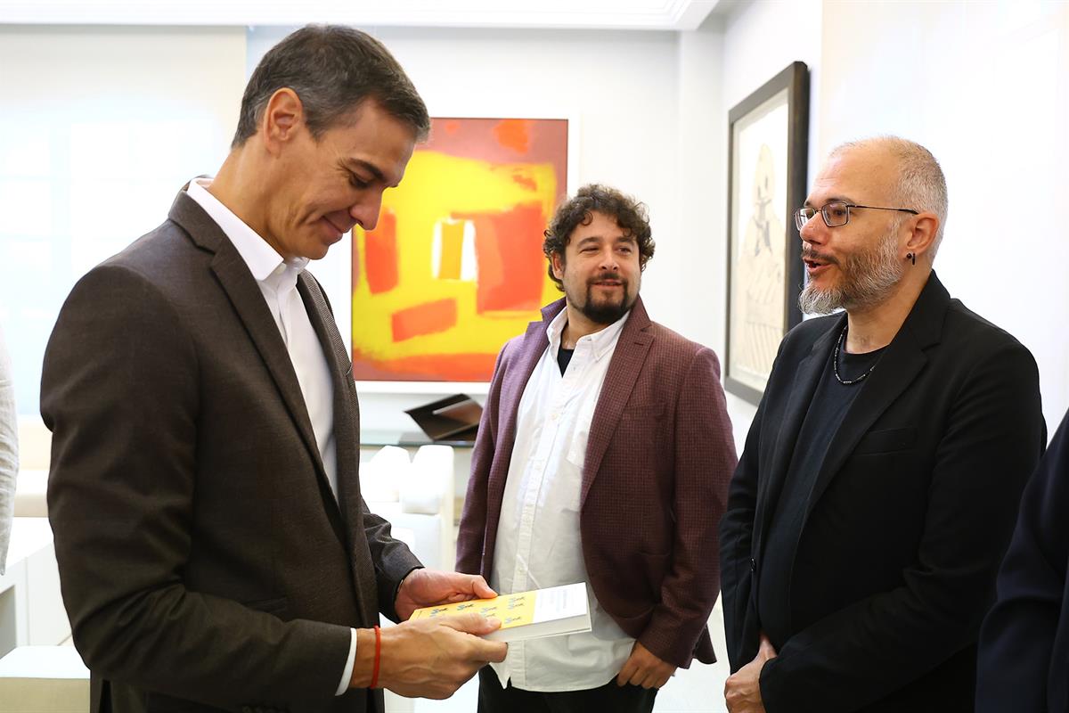 22/10/2026. Encuentro con investigadores del programa ATRAE. El presidente del Gobierno, Pedro Sánchez, saluda a los investigadores e invest...
