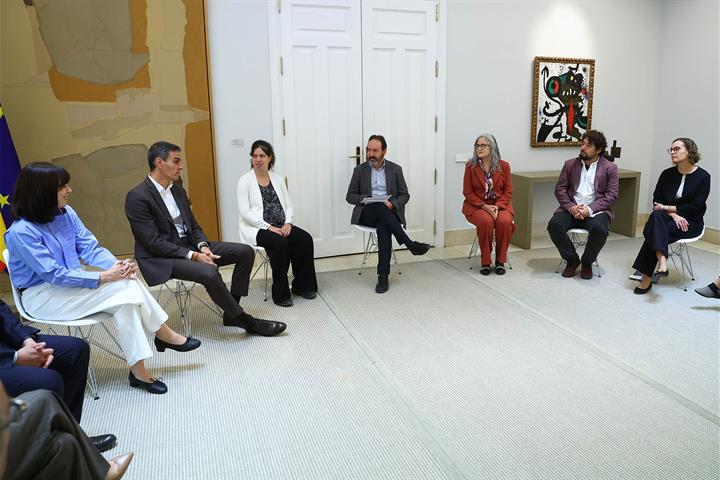 22/10/2026. Encuentro con investigadores del programa ATRAE. El presidente del Gobierno, Pedro Sánchez, junto a la ministra de Ciencia, Inno...