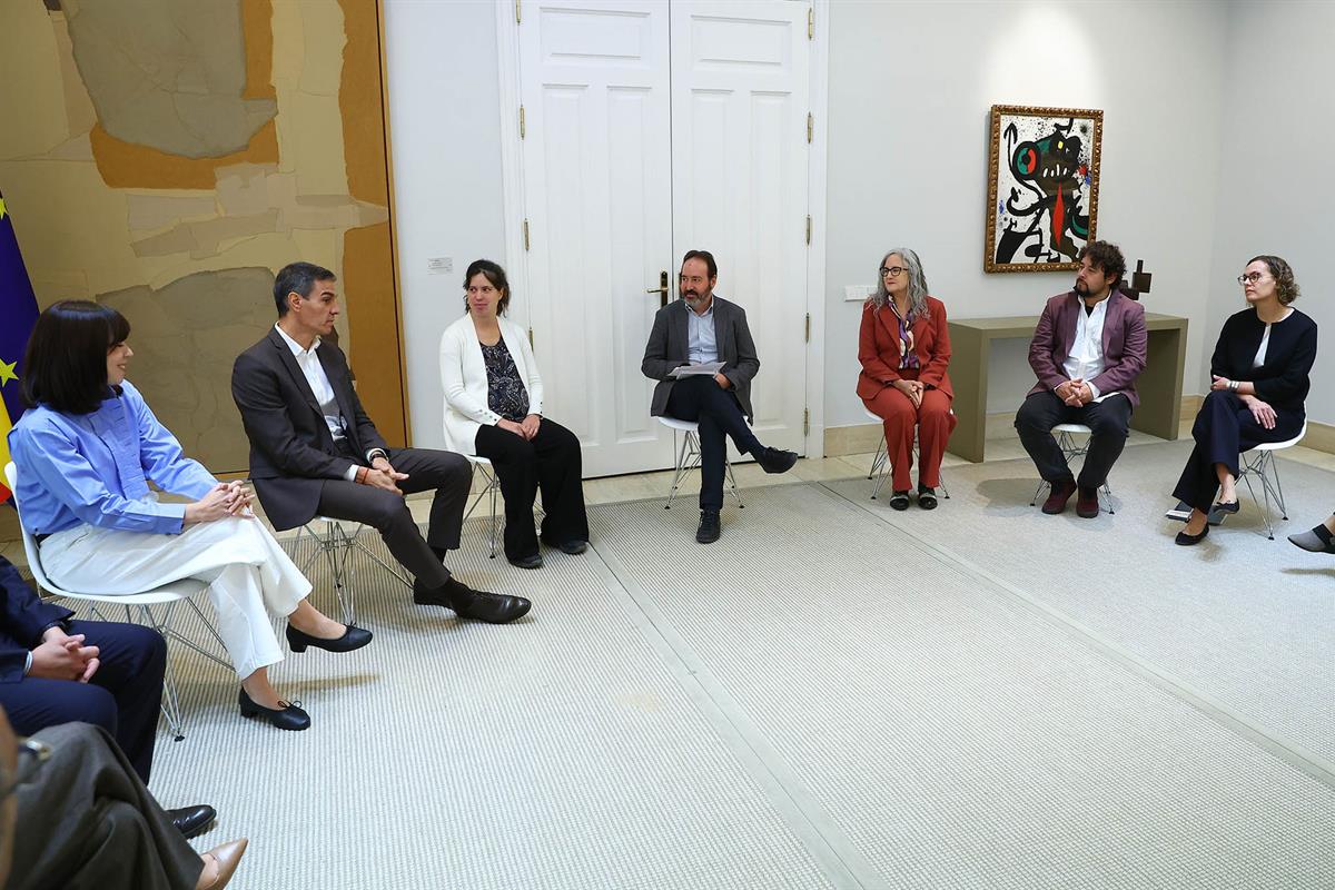 22/10/2026. Encuentro con investigadores del programa ATRAE. El presidente del Gobierno, Pedro Sánchez, junto a la ministra de Ciencia, Inno...