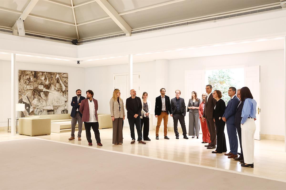 22/10/2026. Encuentro con investigadores del programa ATRAE. El presidente del Gobierno, Pedro Sánchez, con los investigadores e investigado...