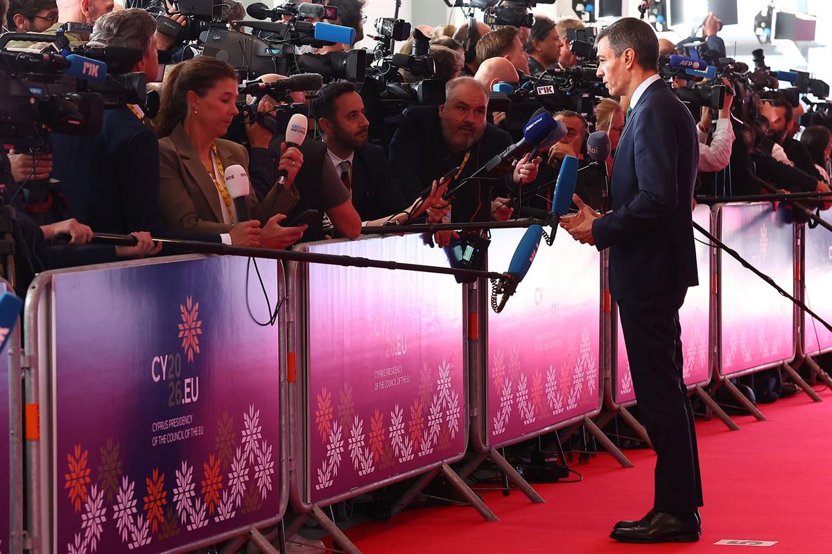 El presidente del Gobierno, Pedro S&aacute;nchez, atiende a los medios de comunicaci&oacute;n antes de la reuni&oacute;n.