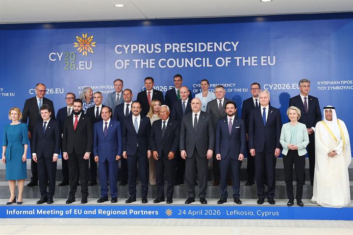 Foto de familia de los jefes de Estado y de Gobierno de los países participantes en la reunión informal. 