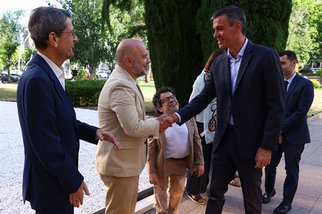 23/06/2026. Pedro Sánchez interviene en acto sobre discapacidad y dependencia. El presidente del Gobierno, Pedro Sánchez, saluda a represent...