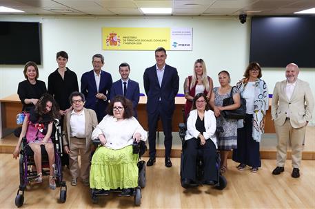 23/06/2026. Pedro Sánchez interviene en acto sobre discapacidad y dependencia. Foto de familia del presidente del Gobierno, Pedro Sánchez, j...
