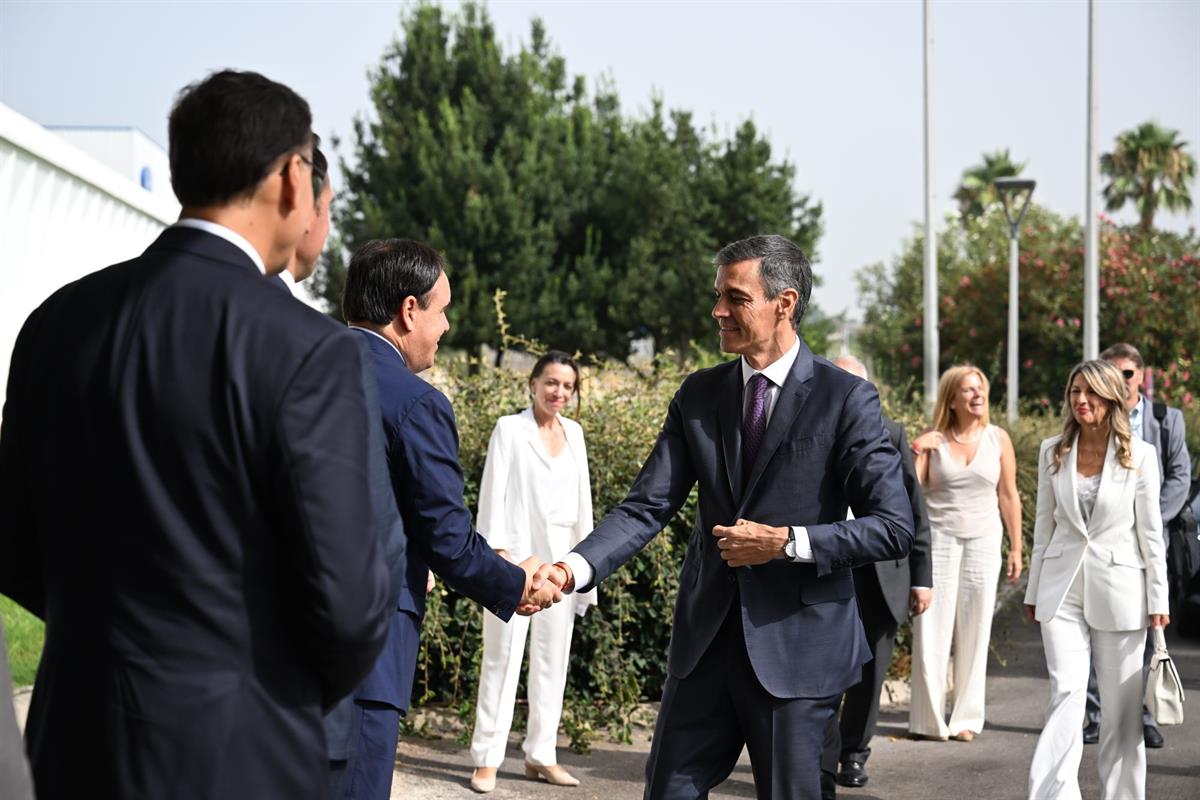 23/07/2026. Pedro Sánchez visita la planta de Ford en Valencia. El presidente del Gobierno, Pedro Sánchez, saluda al presidente de la Genera...