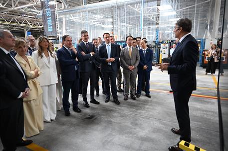 23/07/2026. Pedro Sánchez visita la planta de Ford en Valencia.. El presidente del Gobierno, Pedro Sánchez, junto al presidente de la Genera...