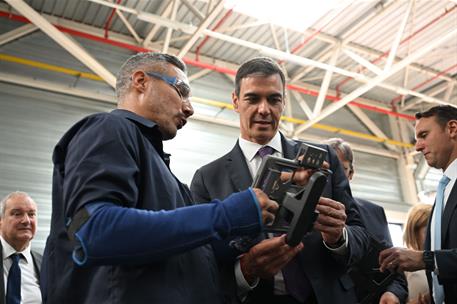 23/07/2026. Pedro Sánchez visita la planta de Ford en Valencia. El presidente del Gobierno, Pedro Sánchez, escucha la explicación de uno de ...