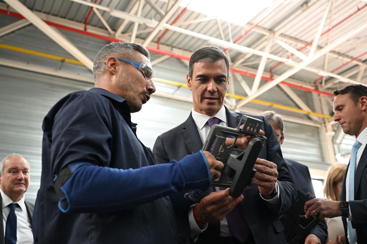 23/07/2026. Pedro Sánchez visita la planta de Ford en Valencia. El presidente del Gobierno, Pedro Sánchez, escucha la explicación de uno de ...