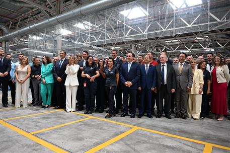 23/07/2026. Pedro Sánchez visita la planta de Ford en Valencia. El presidente del Gobierno, Pedro Sánchez, en la foto de familia durante su ...