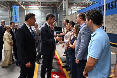 23/07/2026. Pedro Sánchez visita la planta de Ford en Valencia. El presidente del Gobierno, Pedro Sánchez, saluda a los trabajadores durante...