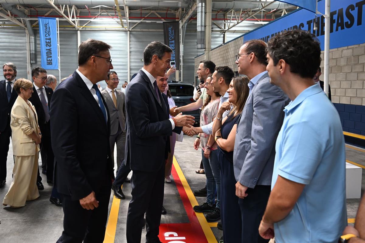 23/07/2026. Pedro Sánchez visita la planta de Ford en Valencia. El presidente del Gobierno, Pedro Sánchez, saluda a los trabajadores durante...