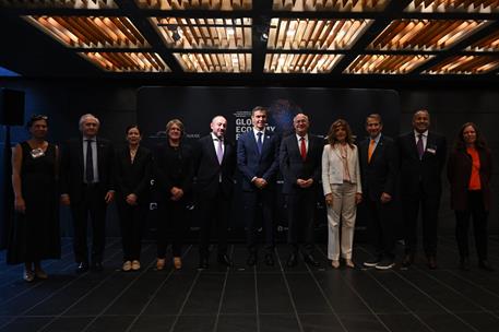 23/09/2026. Pedro Sánchez speaks at the Global Economy Forum. Pedro Sánchez poses in the group photo of the Global Economy Forum
