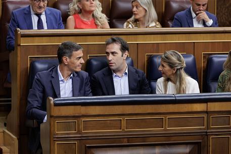 24/06/2026. Pedro Sánchez comparece a petición propia en el Congreso de los Diputados. El presidente del Gobierno, Pedro Sánchez, junto al v...