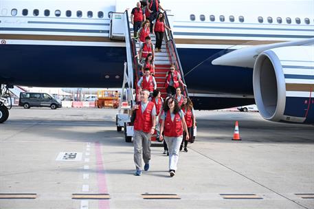 Miembros del equipo Start bajan del avión en el aeropuerto de Barajas