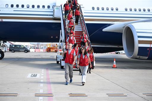 Miembros del equipo Start bajan del avión en el aeropuerto de Barajas