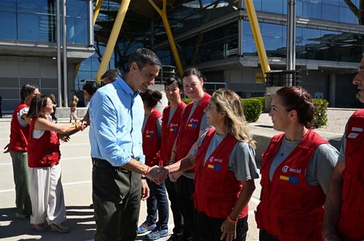 El presidente del Gobierno, Pedro Sánchez, saluda a los miembros del equipo Start 