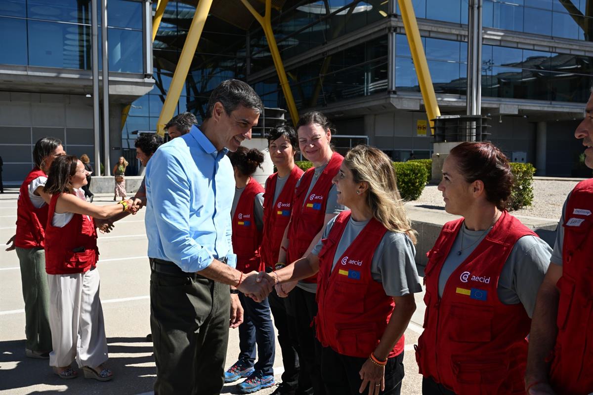 24/07/2026. Pedro Sánchez recibe al equipo Start. El presidente del Gobierno, Pedro Sánchez, saluda a los miembros del equipo Start de la co...