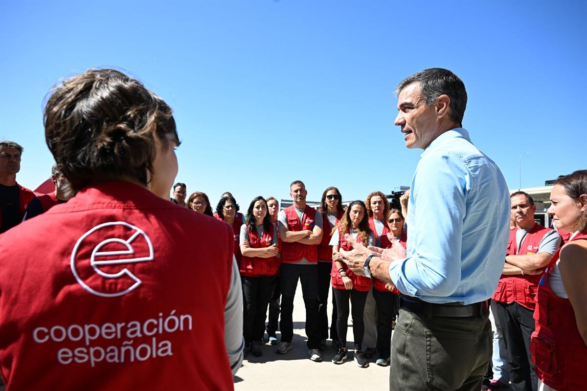 24/07/2026. Pedro Sánchez recibe al equipo Start. El presidente del Gobierno, Pedro Sánchez, conversa con miembros del equipo Start a su lle...