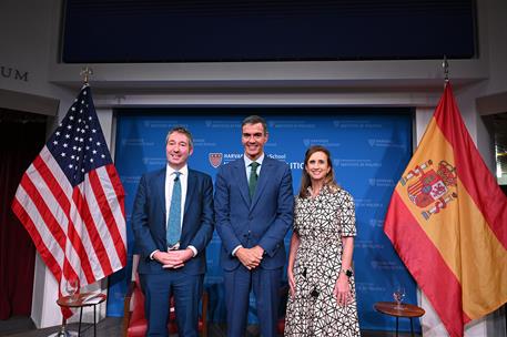 24/09/2026. Pedro Sánchez speaks at the John F. Kennedy Jr. Forum. The Dean of Harvard College, David Deming, the President of the Governmen...