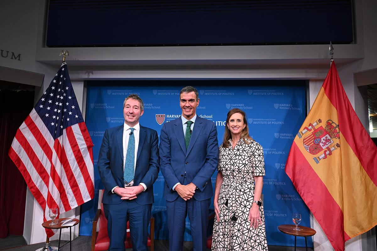 24/09/2026. Pedro Sánchez speaks at the John F. Kennedy Jr. Forum. The Dean of Harvard College, David Deming, the President of the Governmen...