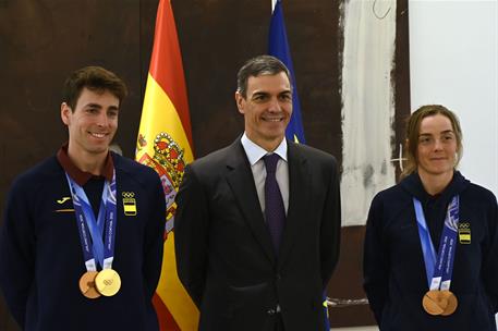 25/02/2026. El presidente recibe al equipo de los Juegos Olímpicos de Invierno. El presidente del Gobierno, Pedro Sánchez, junto a los doble...
