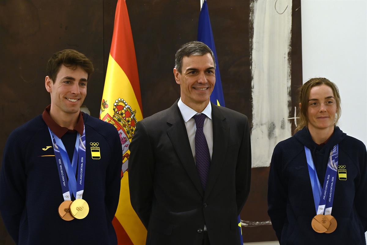 25/02/2026. El presidente recibe al equipo de los Juegos Olímpicos de Invierno. El presidente del Gobierno, Pedro Sánchez, junto a los doble...