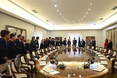 25/02/2026. El presidente recibe al equipo de los Juegos Olímpicos de Invierno. El presidente del Gobierno, Pedro Sánchez, muestra la sala d...