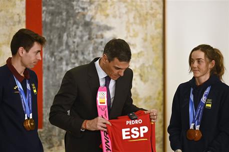 25/02/2026. El presidente recibe al equipo de los Juegos Olímpicos de Invierno. El presidente del Gobierno, Pedro Sánchez, recibe una camise...