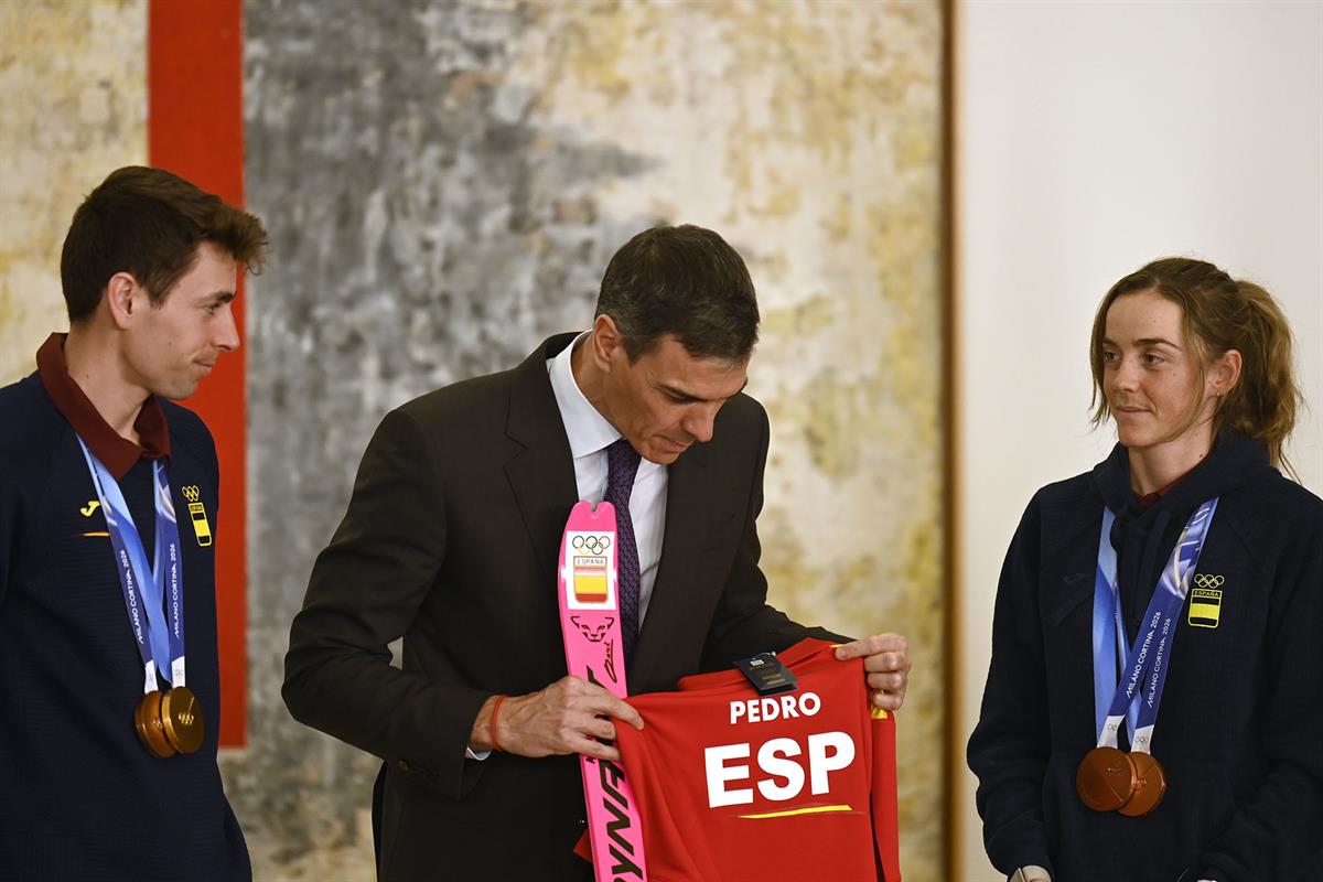 25/02/2026. El presidente recibe al equipo de los Juegos Olímpicos de Invierno. El presidente del Gobierno, Pedro Sánchez, recibe una camise...