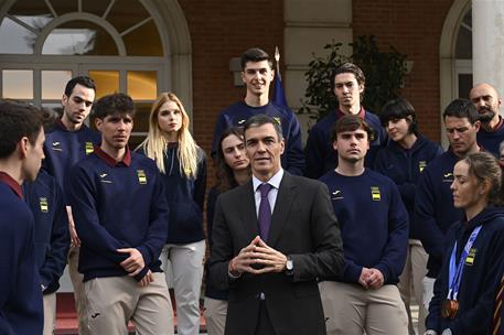 25/02/2026. El presidente recibe al equipo de los Juegos Olímpicos de Invierno. El presidente del Gobierno, Pedro Sánchez, junto a los integ...