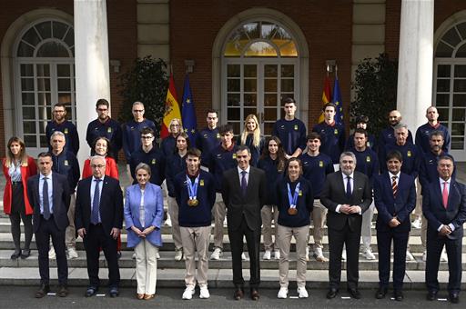 El presidente posa con el equipo olímpico español de los Juegos de Invierno 2026 en el Palacio de la Moncloa