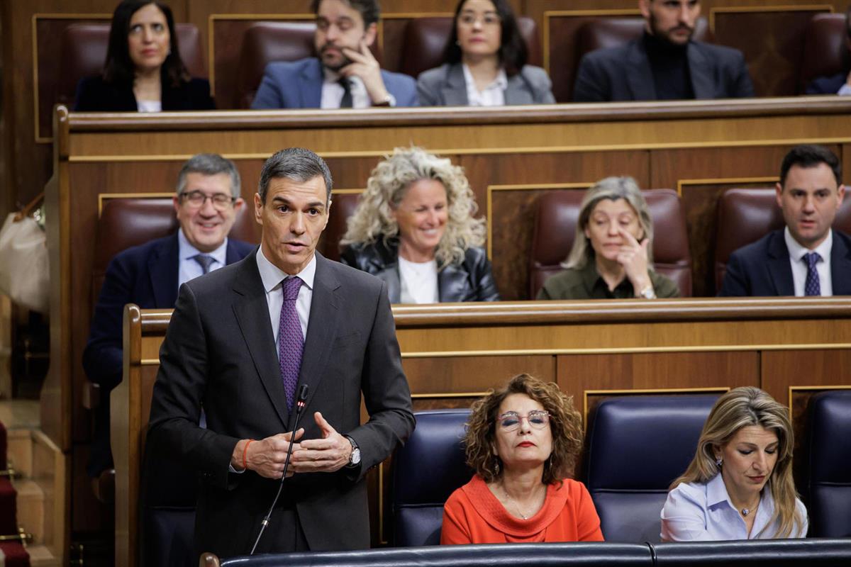 25/02/2026. Sánchez asiste a la sesión de control al Gobierno. El presidente del Gobierno, Pedro Sánchez, junto a la vicepresidenta primera,...