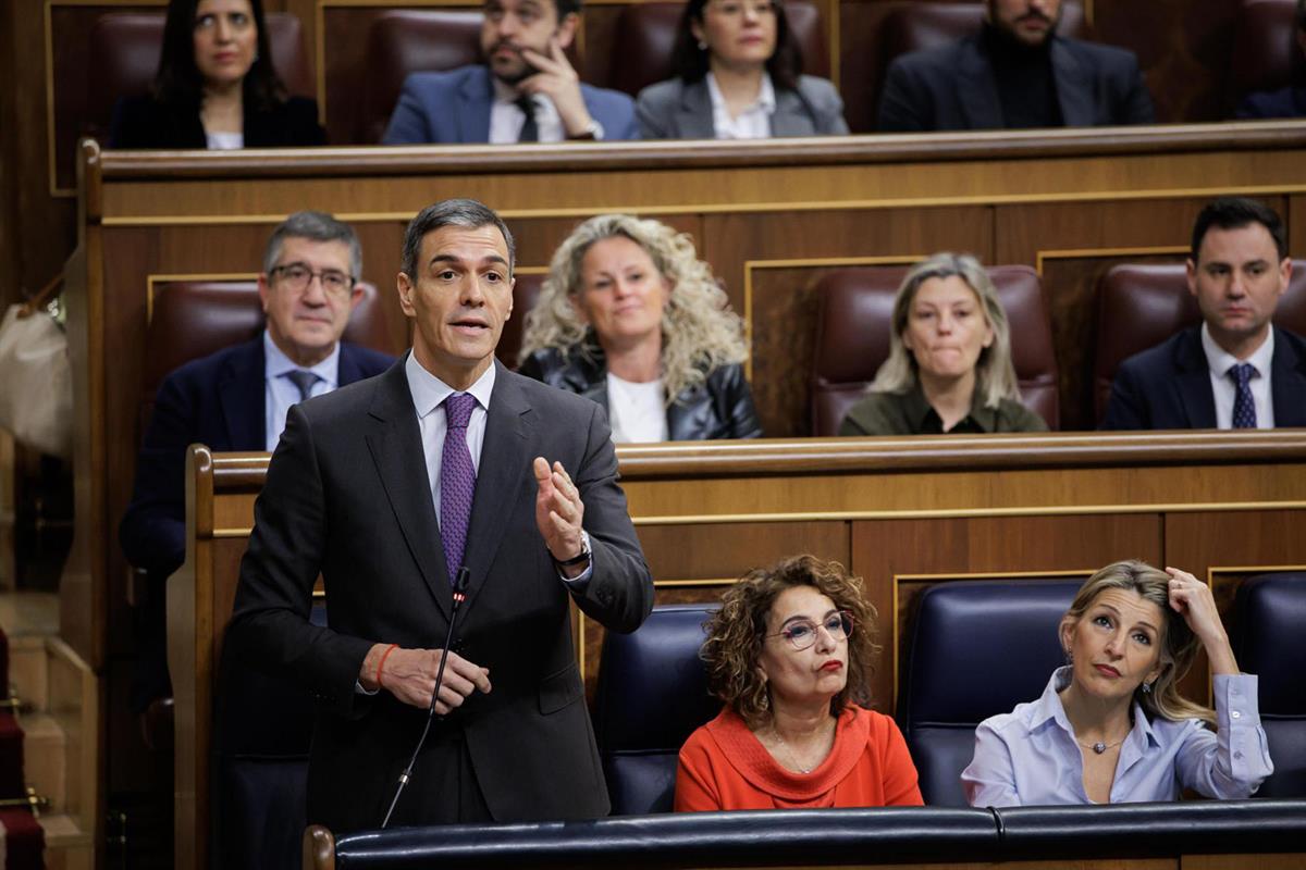 25/02/2026. Sánchez asiste a la sesión de control al Gobierno. El presidente del Gobierno, Pedro Sánchez, junto a la vicepresidenta primera,...