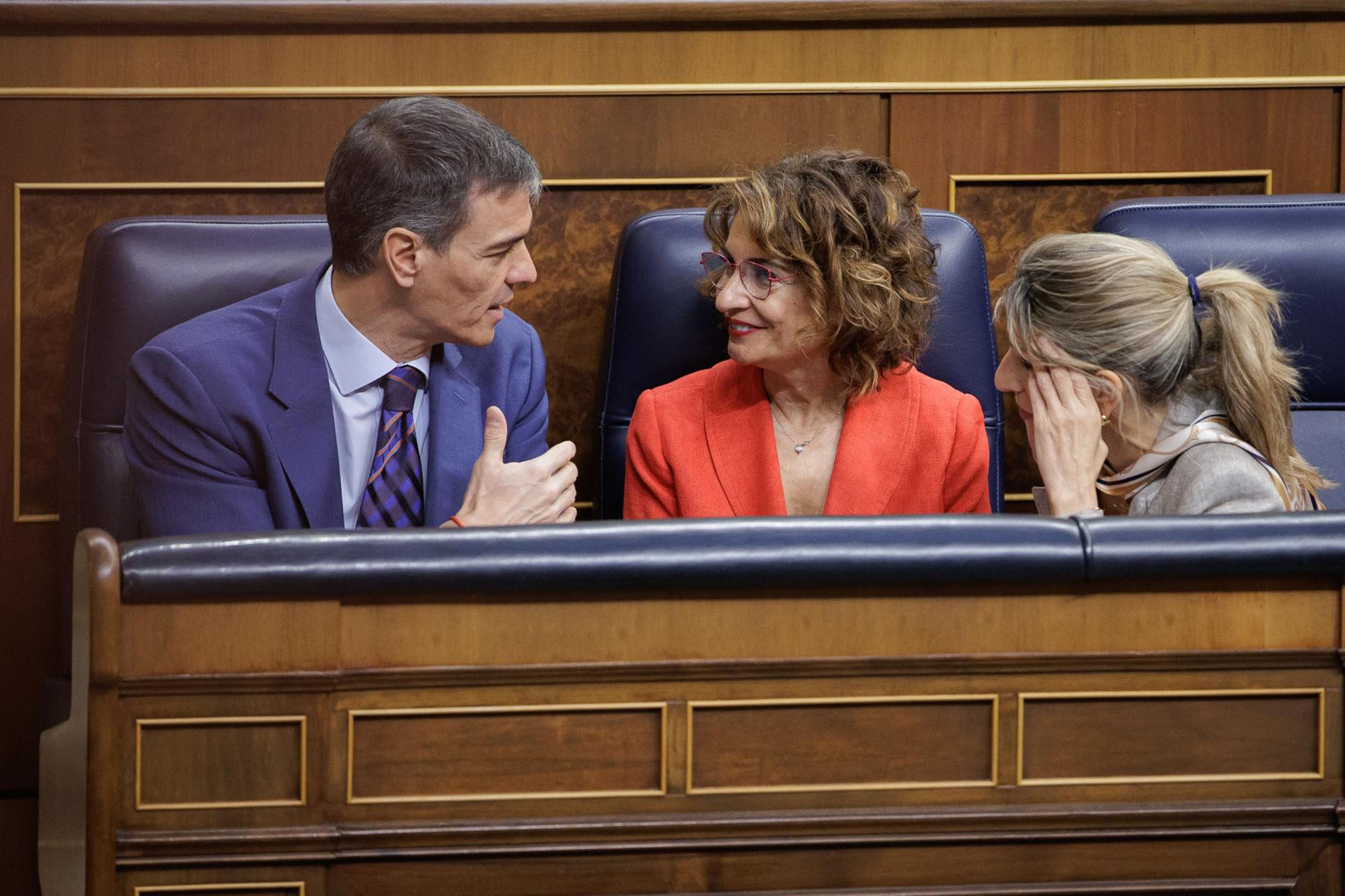 El presidente del Gobierno junto a las vicepresidentas primera y segunda, Mar&iacute;a Jes&uacute;s Montero y Yolanda D&iacute;az