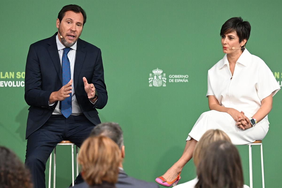 25/05/2026. Propuesta del Plan Social para el Clima. El ministro de Transportes y Movilidad Sostenible, Óscar Puente, junto a la ministra de...