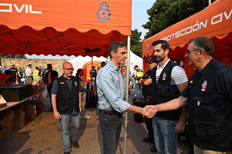 25/07/2026. Pedro Sánchez visita los incendios de Madrid. El presidente del Gobierno, Pedro Sánchez, saluda a los diferentes equipos técnico...