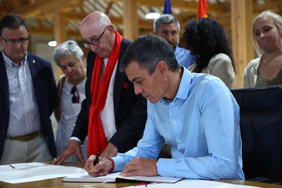 25/09/2026. Pedro Sánchez visits the Noblejas Industrial project. The President of the Government of Spain, Pedro Sánchez, signs the guest b...