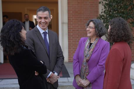 La Moncloa. Pedro Sánchez preside la entrega de la Gran Cruz de la Orden  del Mérito Civil, a título póstumo, a Carlota Bustelo | 26/02/2026  [Galerías fotográficas/Presidente]
