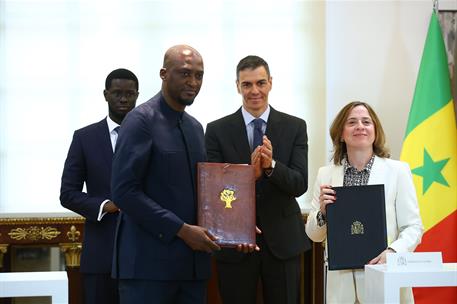 La secretaria de Estado de Comercio, Amparo Senovilla, y el director general de APIX, Bakary Séga Bathilly, durante la firma 