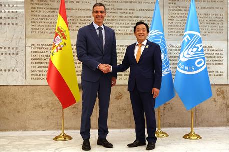26/05/2026. Pedro Sánchez participa en las jornadas de la FAO en Roma. El presidente del Gobierno, Pedro Sánchez, saluda al director general...